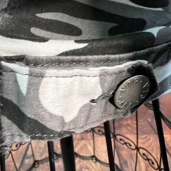 VIP Camo Jacket size XL - Picture 4 of 8